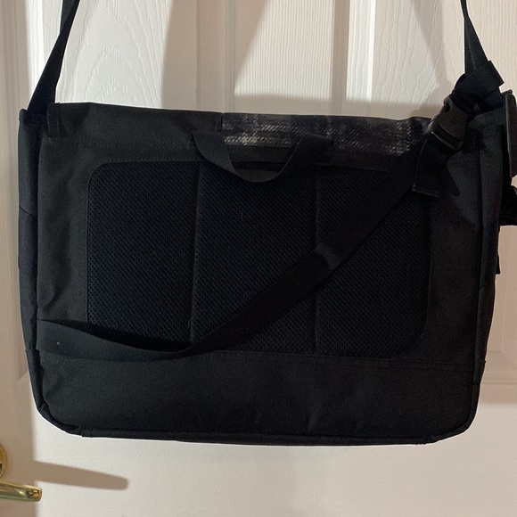 Unisex Quicksilver Messenger/Laptop Bag 12Hx16Lx5D - Picture 3 of 10